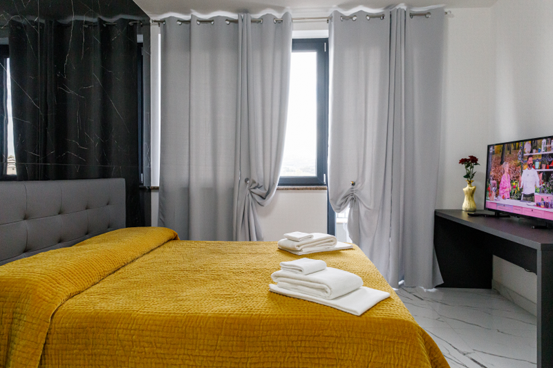 Rilassati nella camera da letto del Residence Montesilvano. Confort e stile unici a Montesilvano."